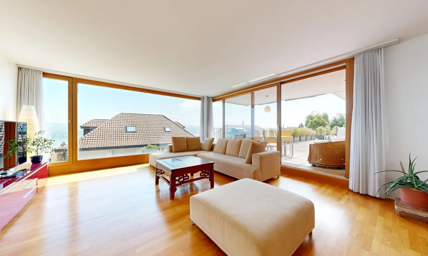 Appartement en terrasse lumineux de 5,5 pièces avec vue panoramique sur le lac - Photo 4 sur 11