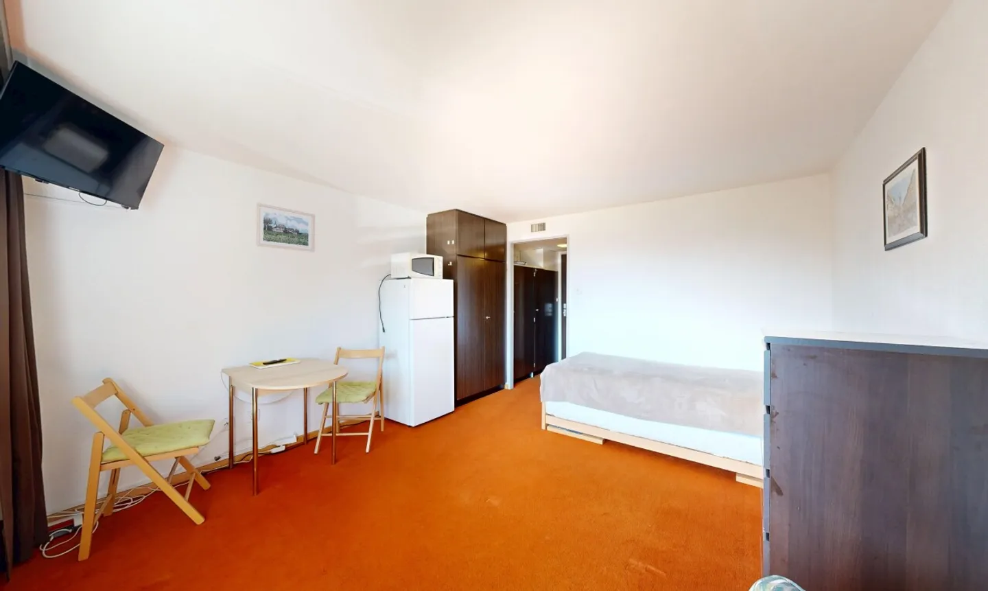 Charming Studio with Balcony - Photo 5 of 11