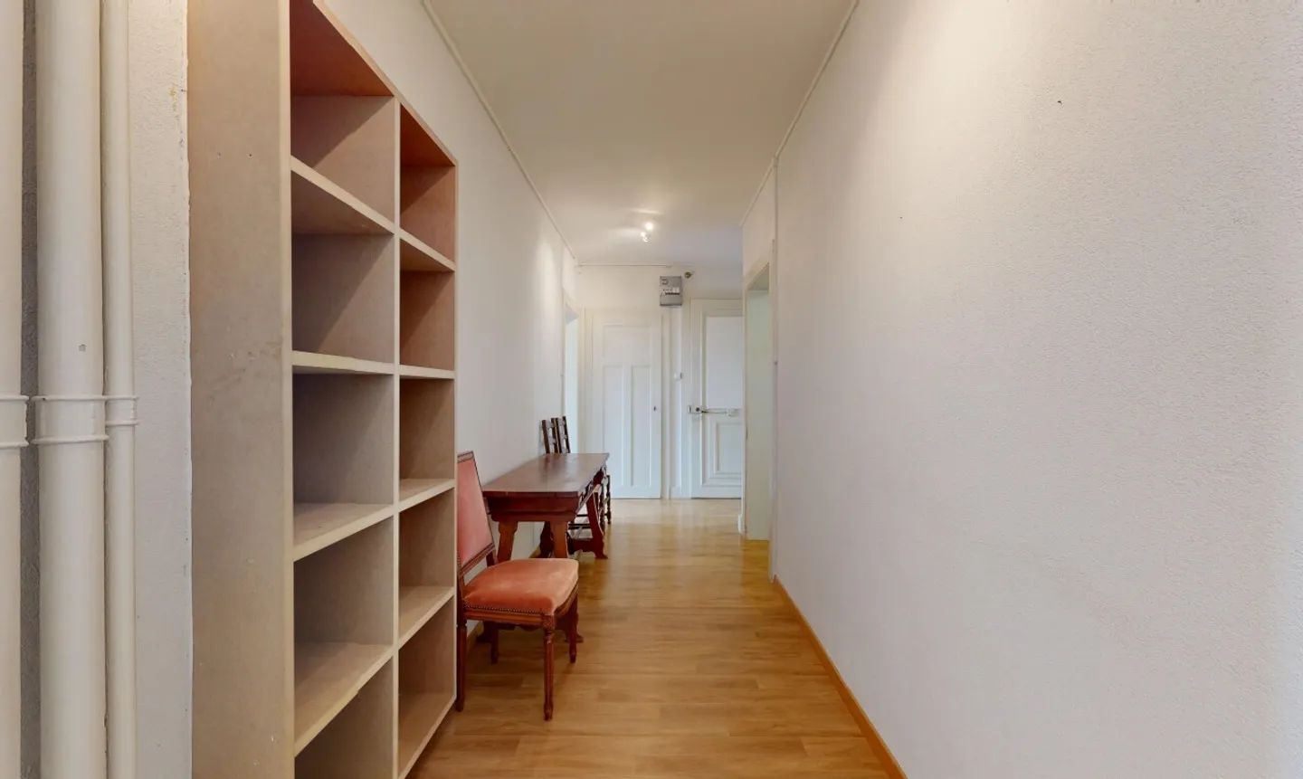 Spacious 2.5 rooms with large garage - Photo 2 of 11