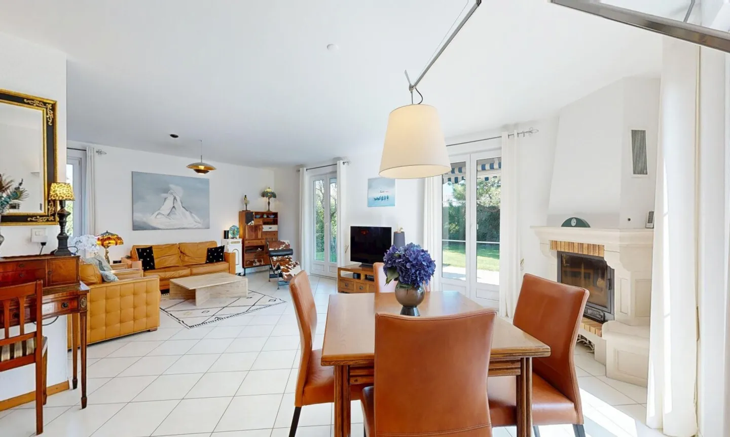 Casa a schiera con grande giardino e volumi generosi - Foto 3 di 11