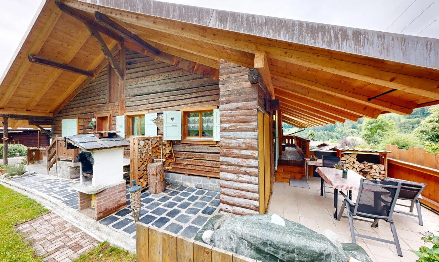 Exclusive: beautiful apartment in a renovated historic chalet - Photo 1 of 11