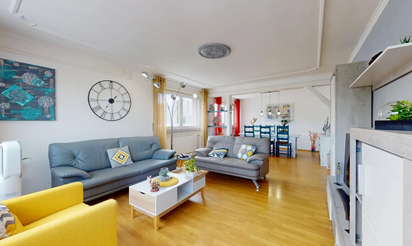 Helle 3,5-Zimmer-Wohnung mit atemberaubendem Blick und Garagenbox - Foto 2 von 11