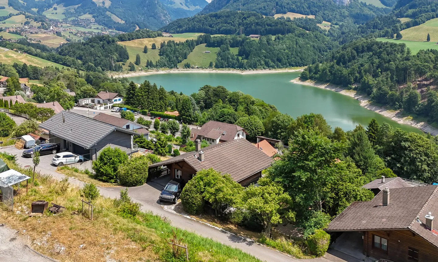 Vista panoramica e fascino autentico: Un chalet da reinventare - Foto 2 di 13