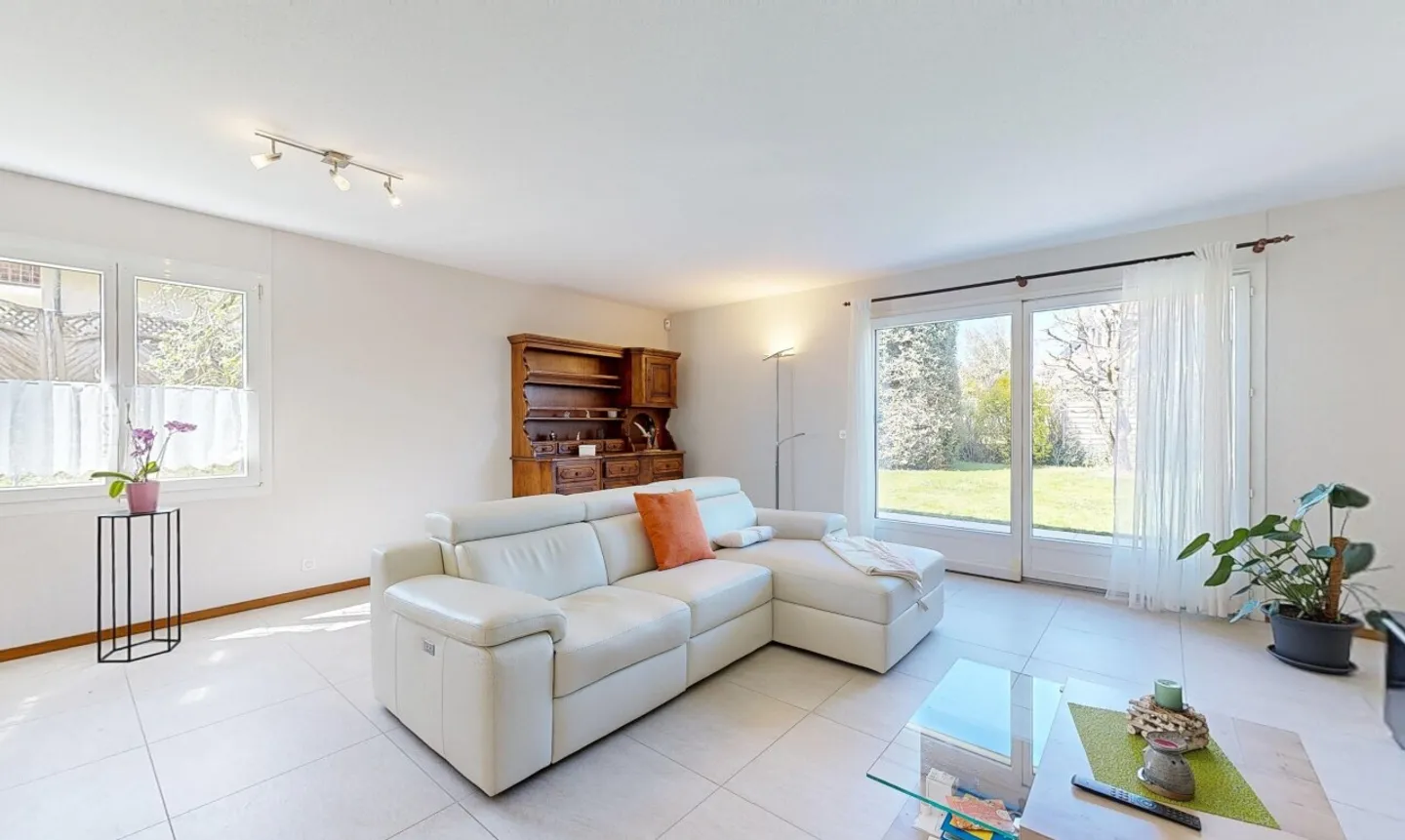 Comfort and Space: 5.5-Room Semi-Detached House with Garden in Gland - Photo 2 of 11