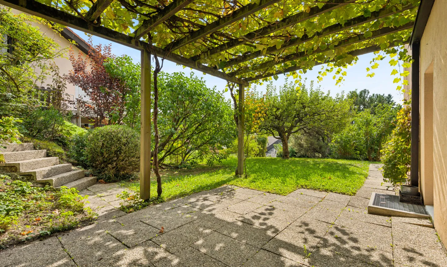 Familienhaus in Belmont-sur-Lausanne — Seeblick und Südostausrichtung - Foto 2 von 11