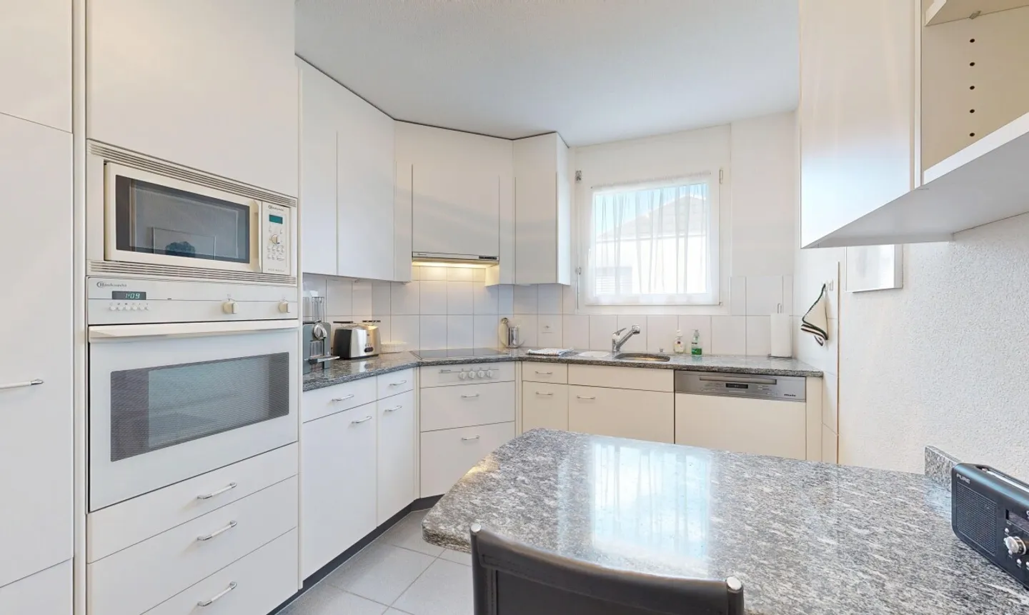 Spacious Apartment in Prime Location - Photo 5 of 11