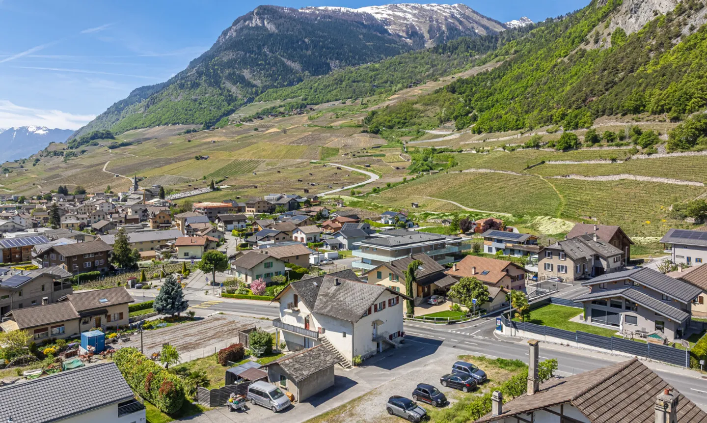 Opportunità Rara a Leytron: Casa di Villaggio con Molteplici Possibilità - Foto 2 di 11