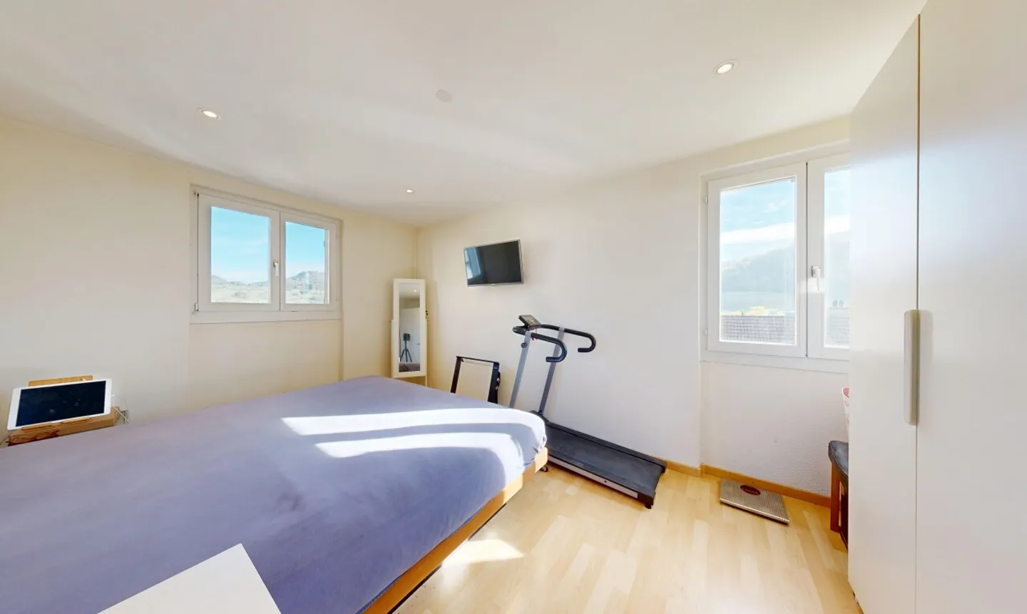 5.5-Room Corner Townhouse with Generous Garden and Far-Reaching Views - Photo 7 of 11