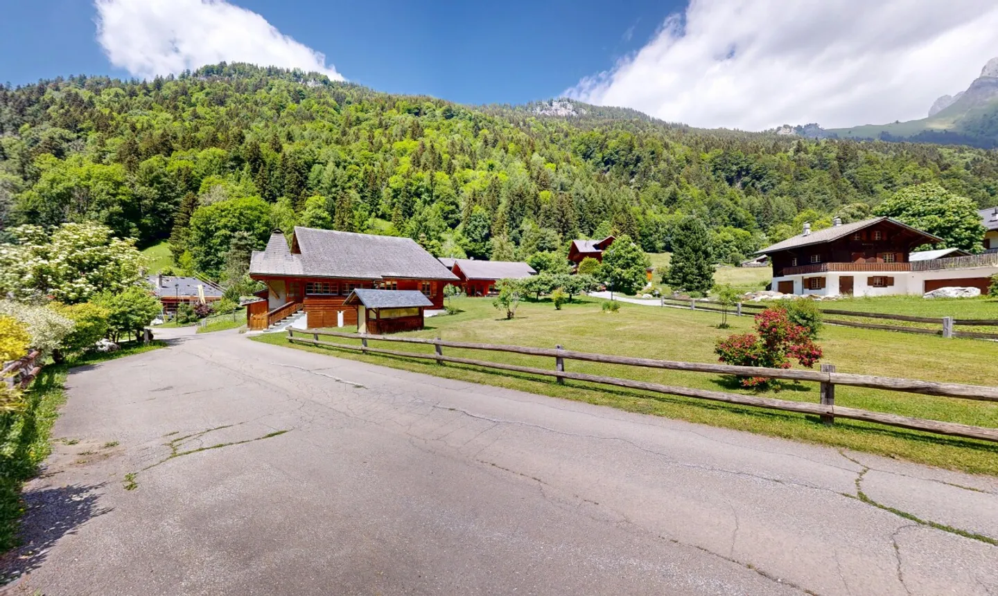 Chalet di carattere: giardino bucolico e potenziale raro - Foto 1 di 13