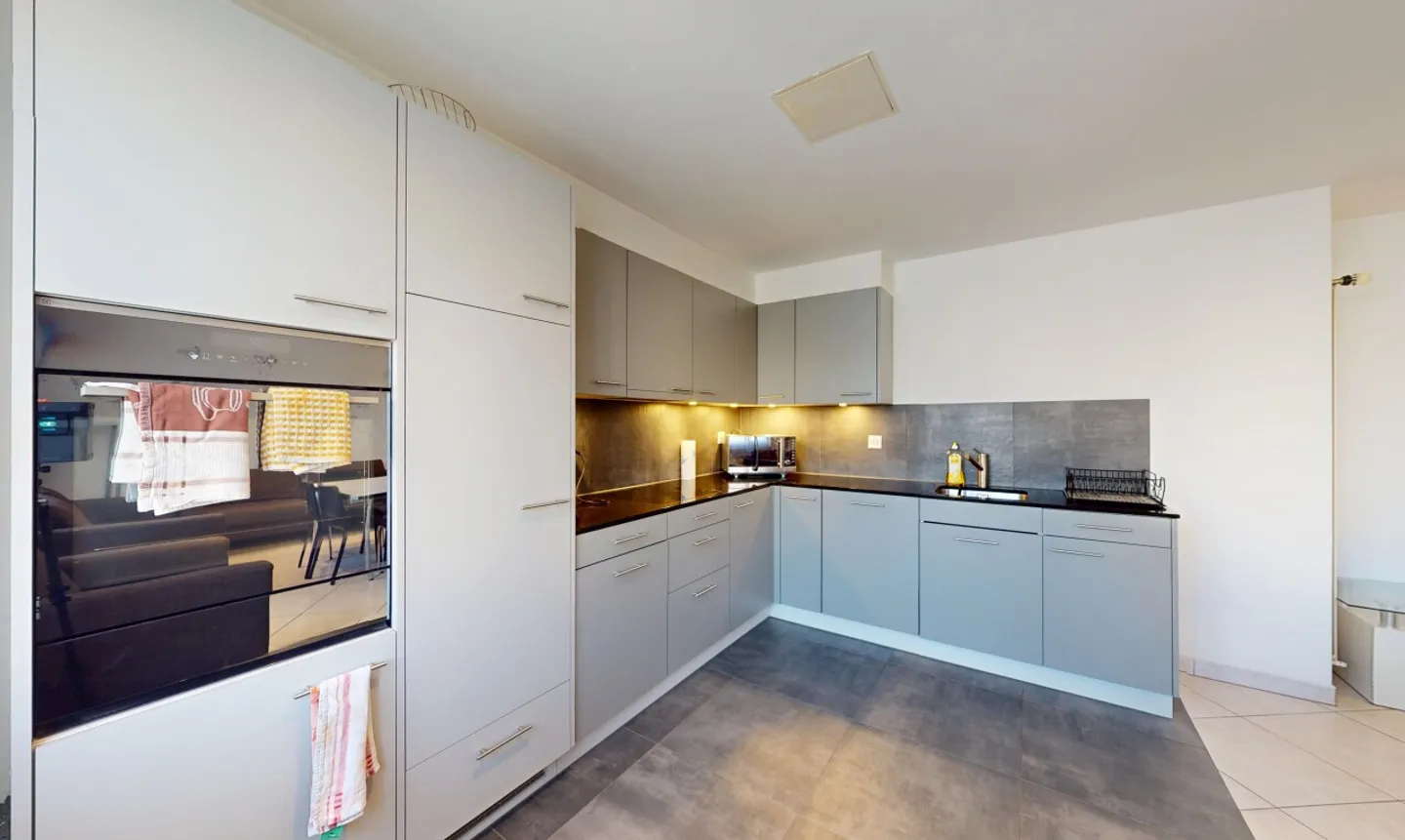 Renovated 4.5-room apartment in Zurich-Seebach - Photo 3 of 11