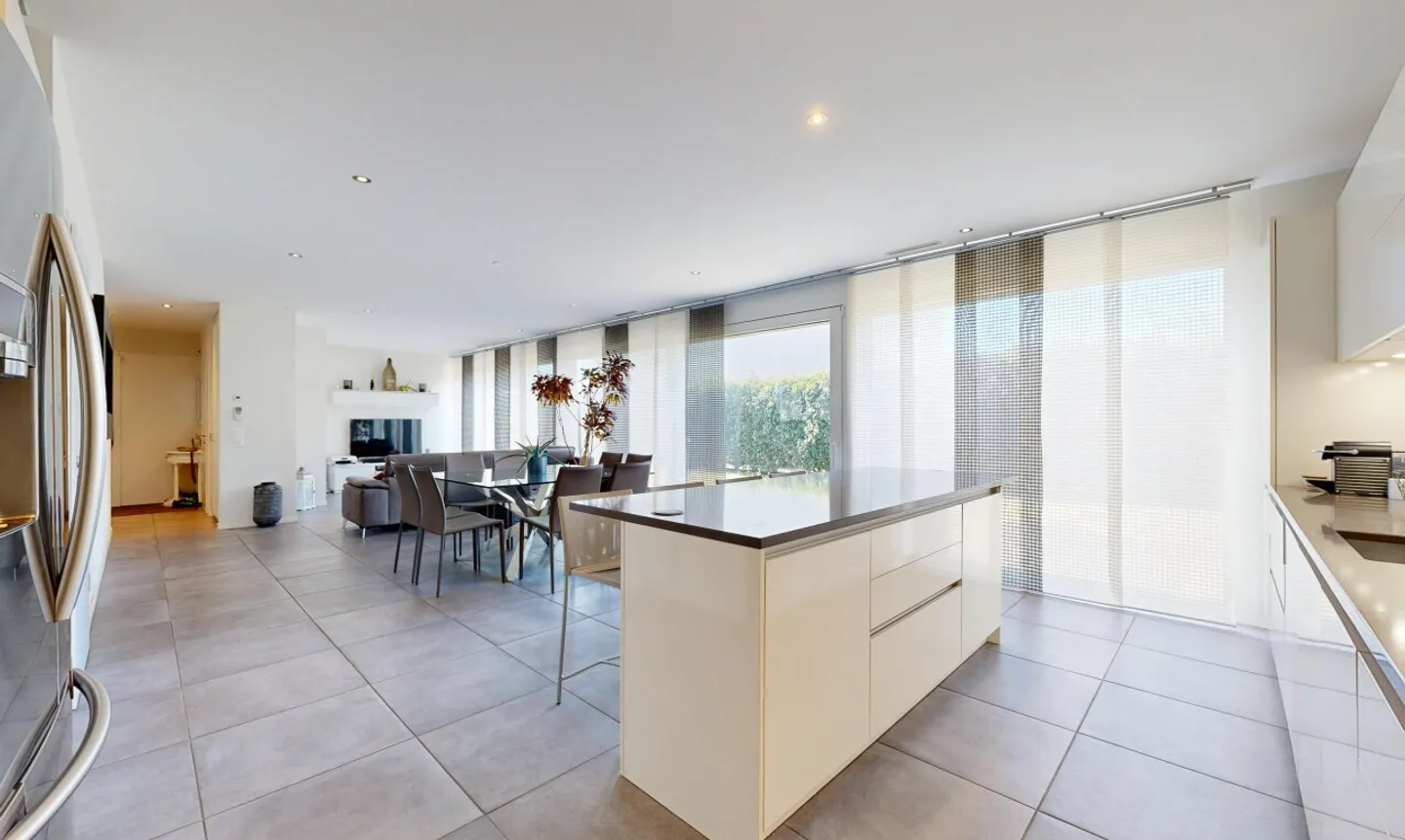 Bright contemporary villa close to the lake and amenities - Photo 4 of 13