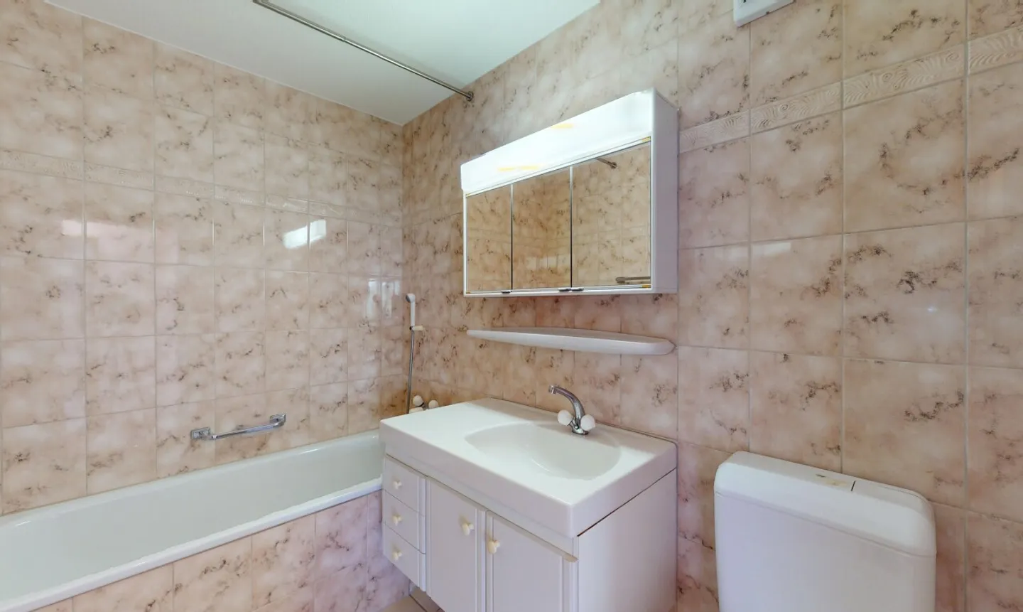 Luminoso appartamento di 4,5 locali con vista, camino e due posti auto - Foto 10 di 11