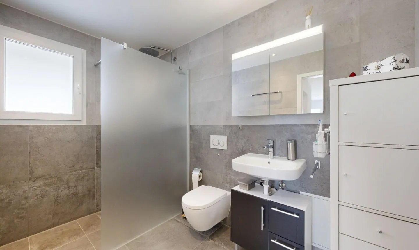 Wohnen mit Aussicht stilvolle Terrassenwohnung in Plasselb - Photo 5 of 11