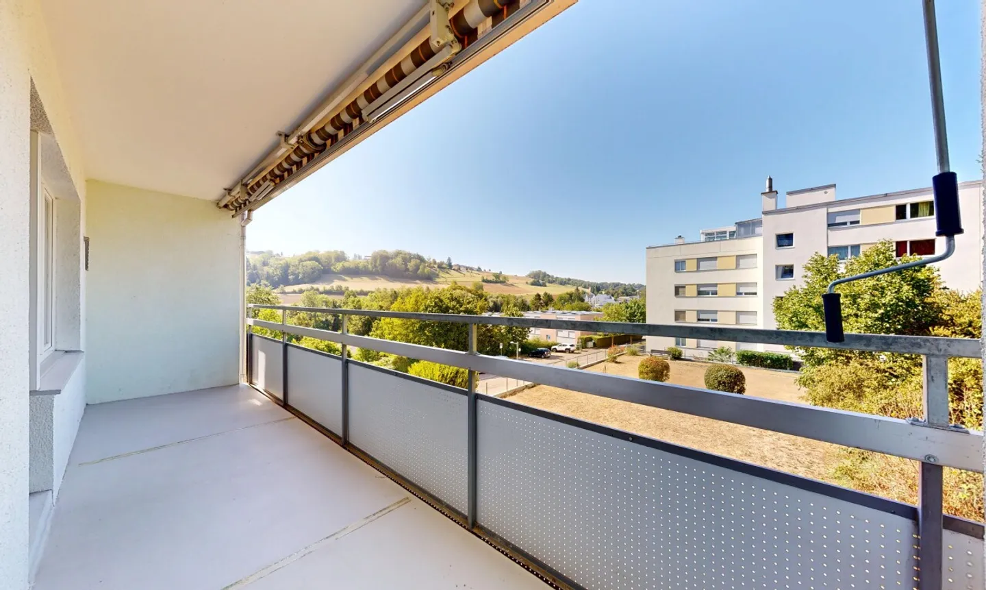 Appartement 3 pièces avec potentiel et belle vue sur la verdure - Photo 3 sur 11