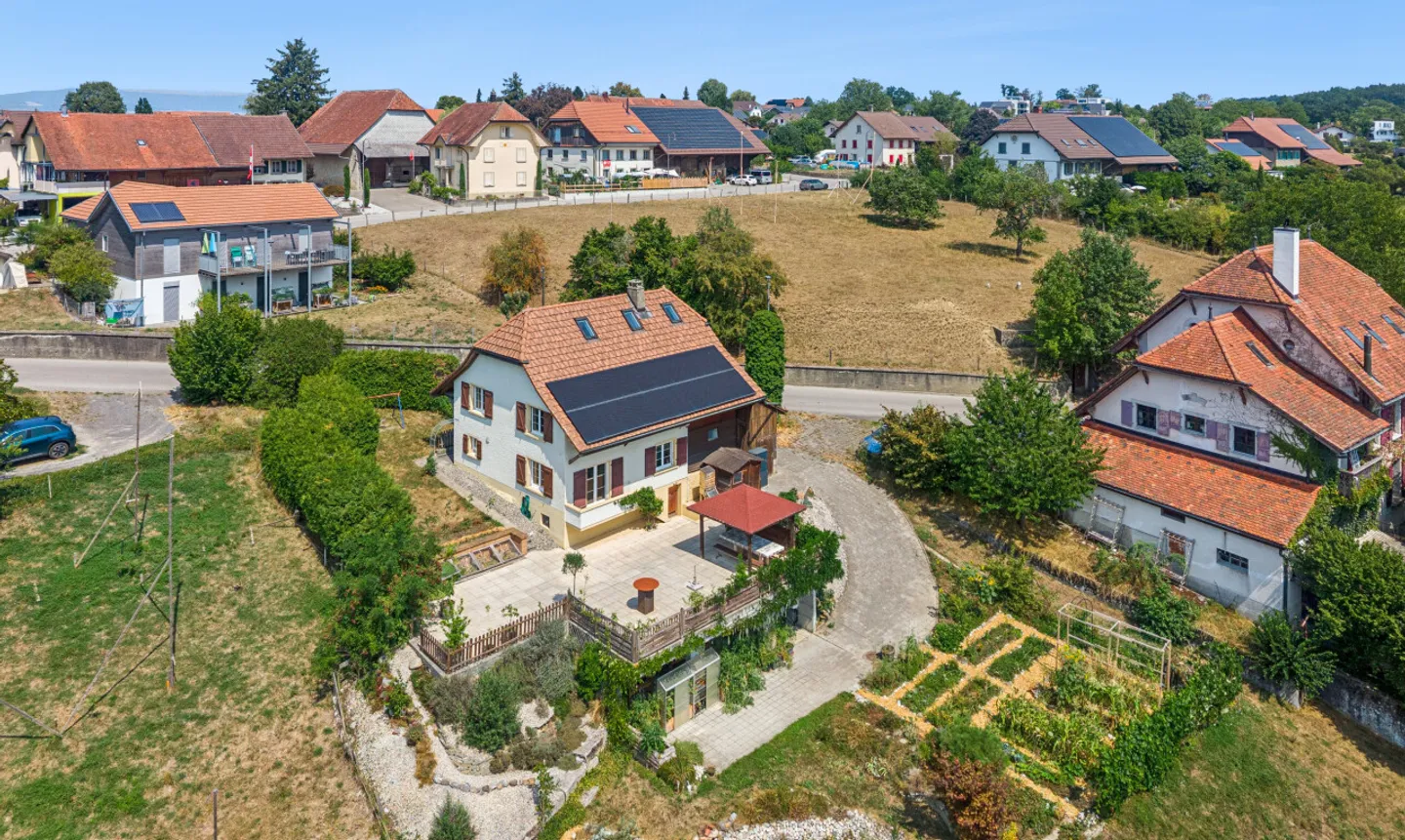 Maison rénovée avec jardin, étang et vue dégagée à 5 min d’Avenches - Photo 2 sur 11