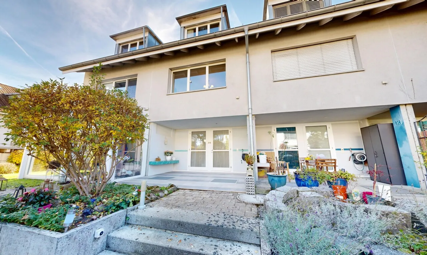 Casa a schiera spaziosa con galleria e materiali eleganti - Foto 2 di 11