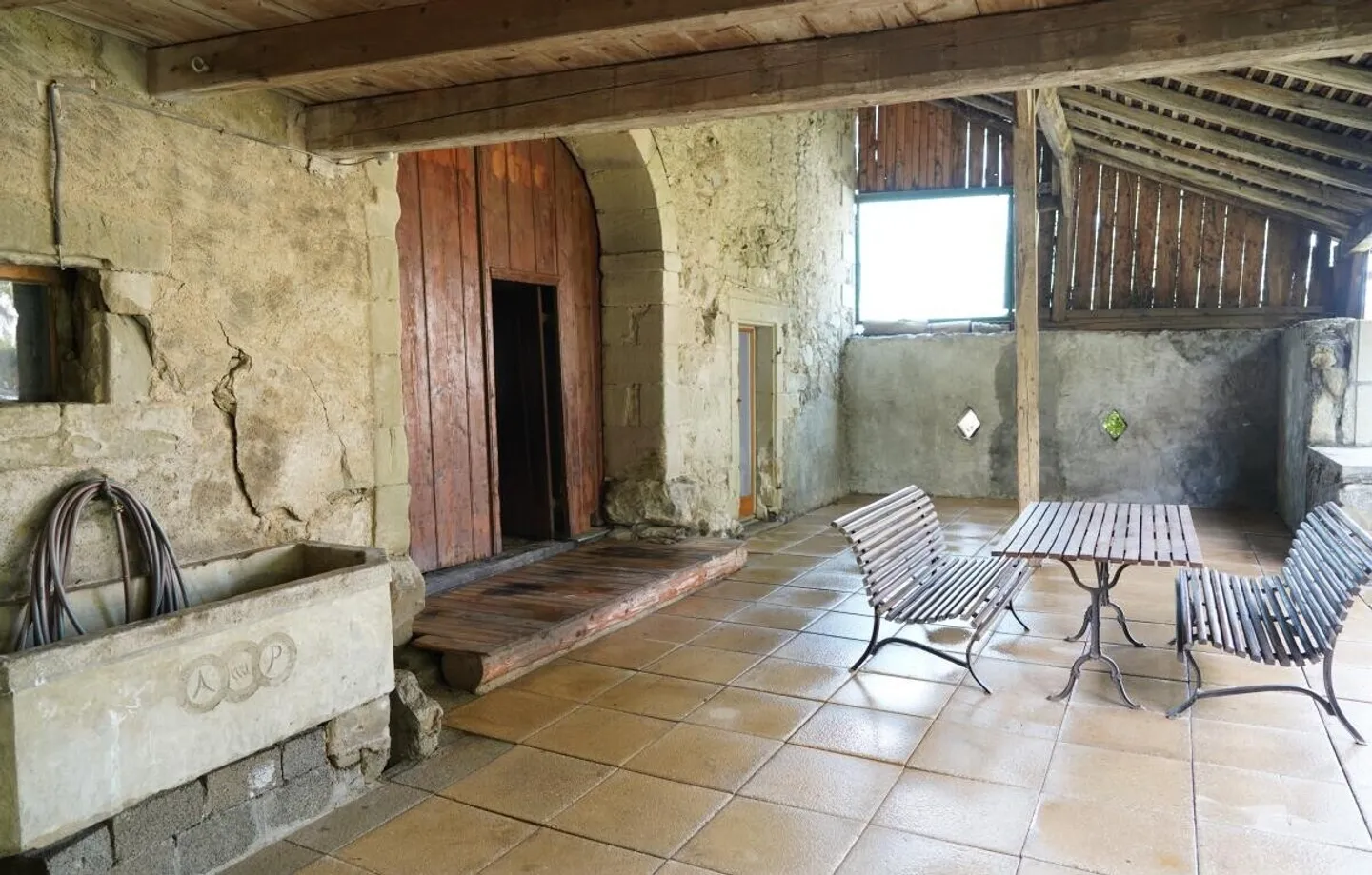 Progetto ad alto potenziale: casa di villaggio con fienile e giardino - Foto 5 di 11