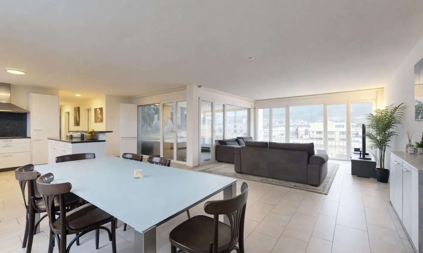 Ampio appartamento di 5,5 locali con grande loggia a Schlieren - Foto 3 di 11