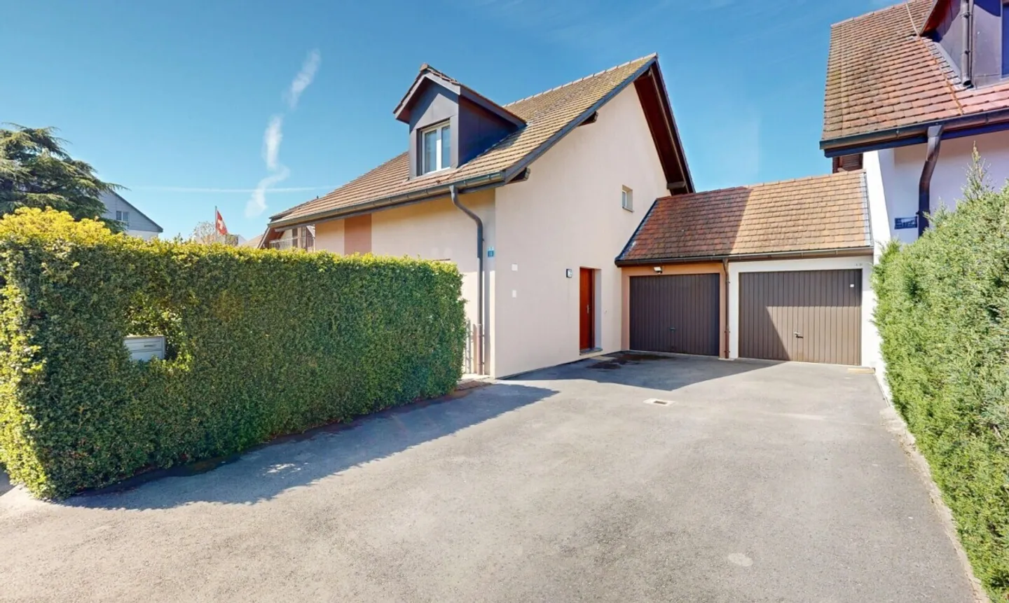 Comfort and Space: 5.5-Room Semi-Detached House with Garden in Gland - Photo 1 of 11