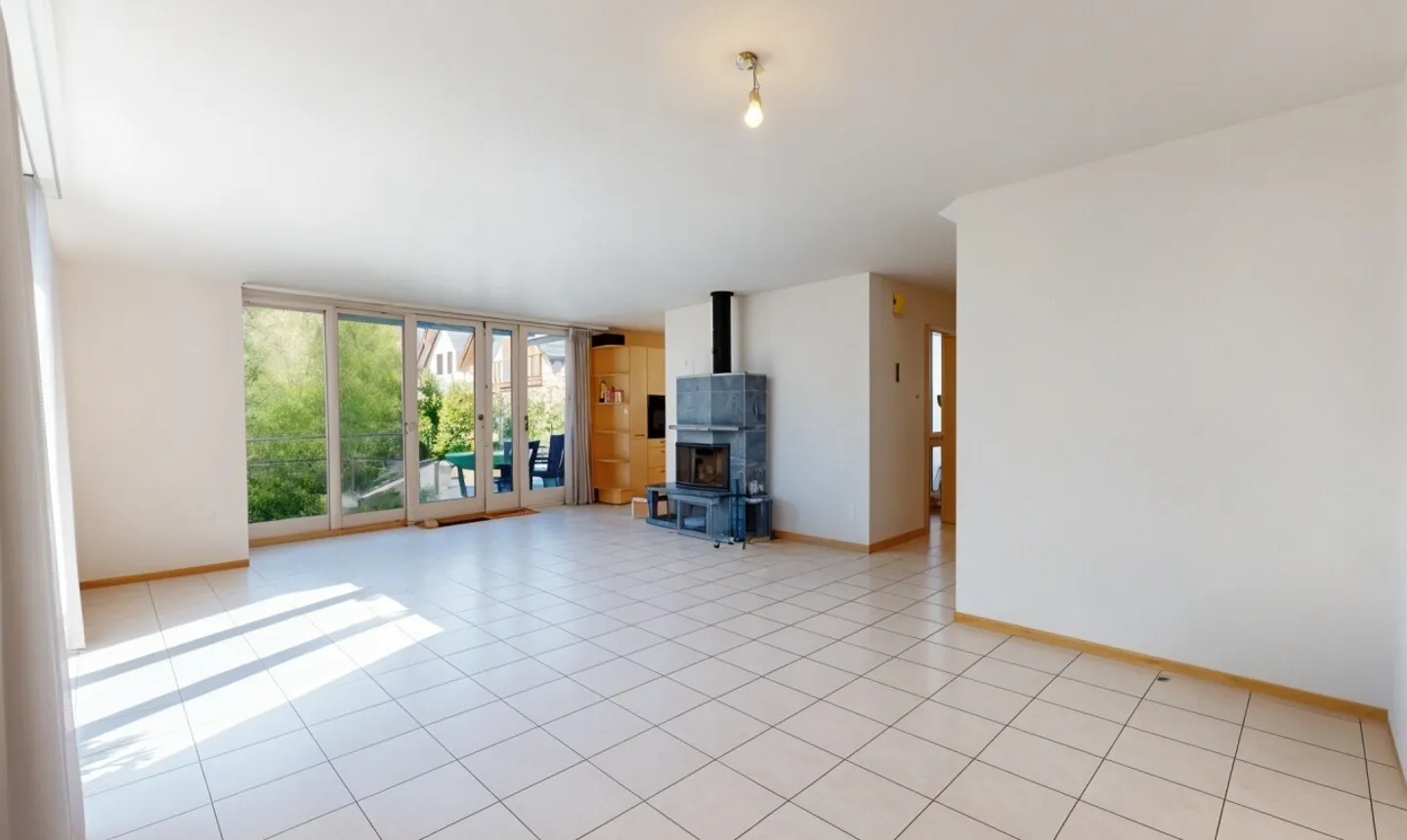 Casa unifamiliare luminosa con giardino idilliaco e garage separato - Foto 2 di 13