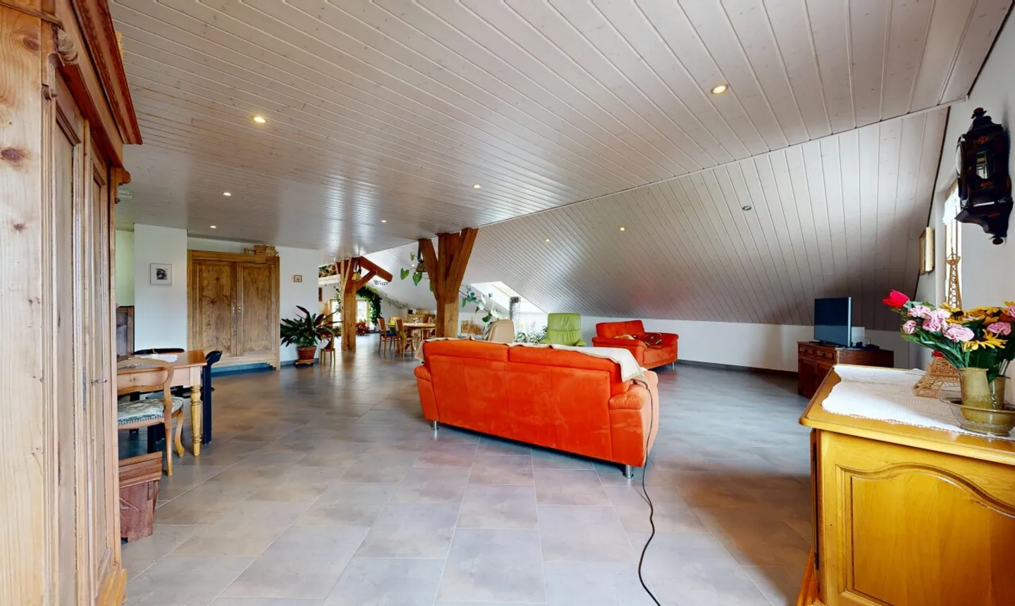 Freistehendes Haus von ca. 380 m², großes Grundstück und Bergblick - Foto 10 von 11