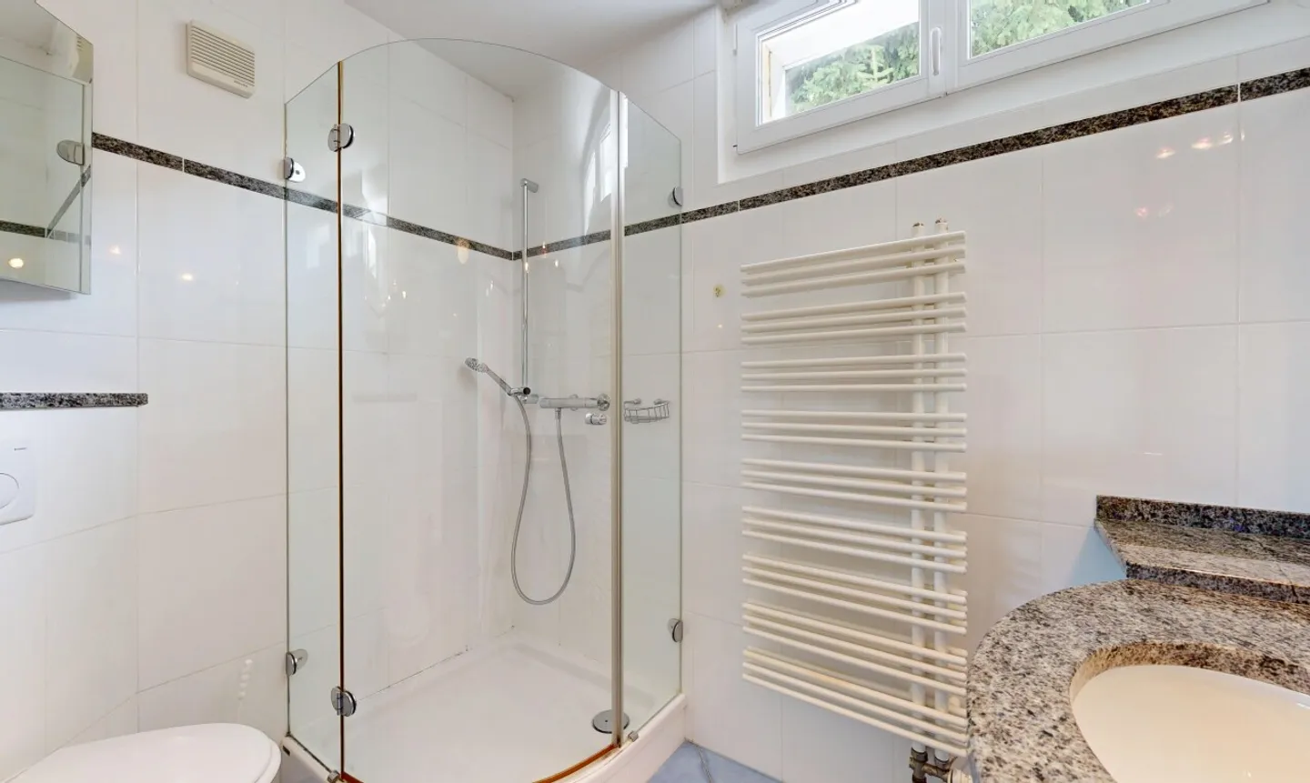 Spacious Single-Family Home in Desirable Location with Garden Idyl (in Building Law) - Photo 7 of 11
