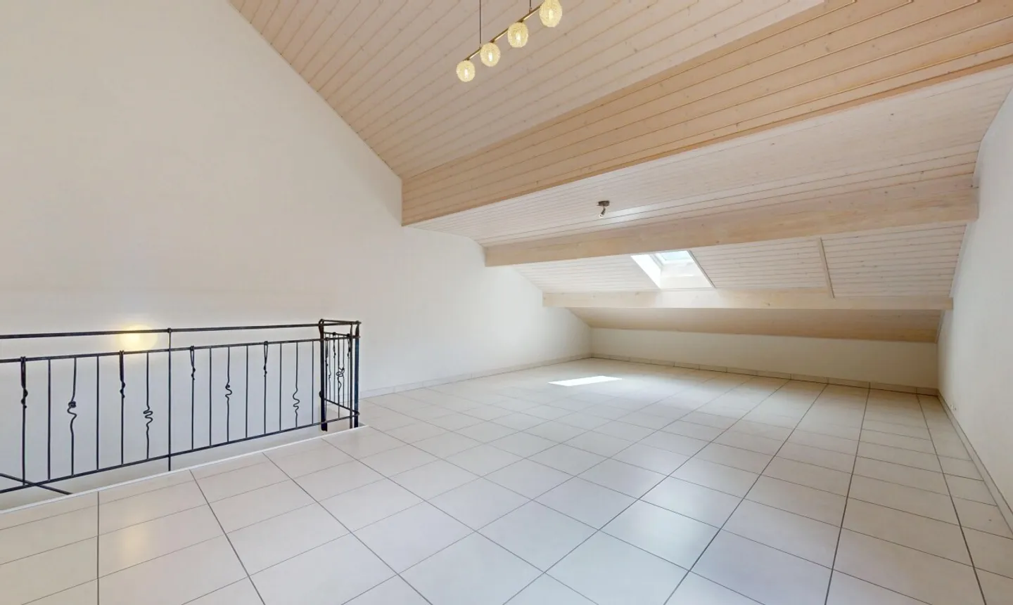 Rare à la vente : Maison familiale avec couvert à voitures ! - Photo 9 sur 13