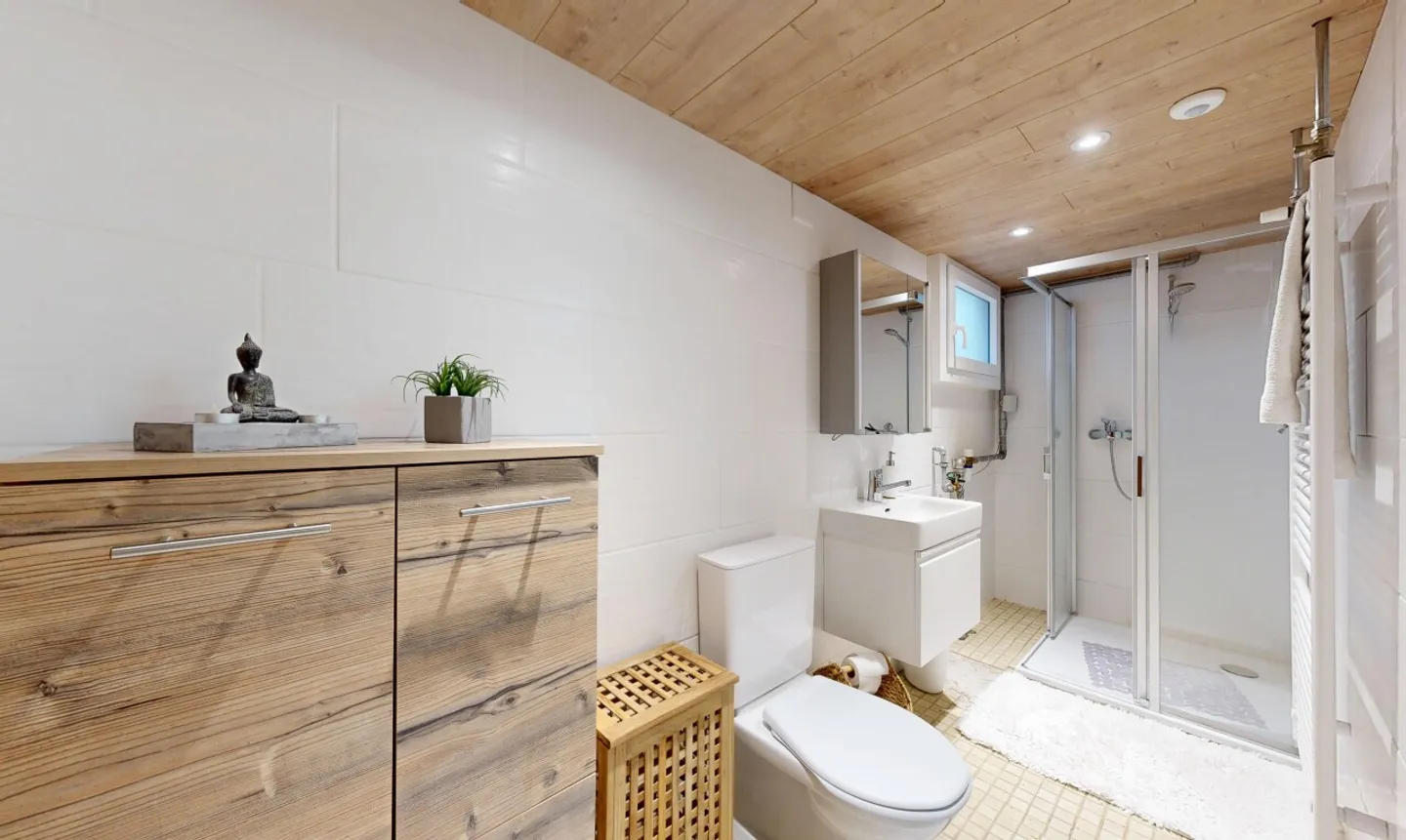 Casa familiare ristrutturata: Giardino, Terrazza & Potenziale Indipendente - Foto 10 di 11