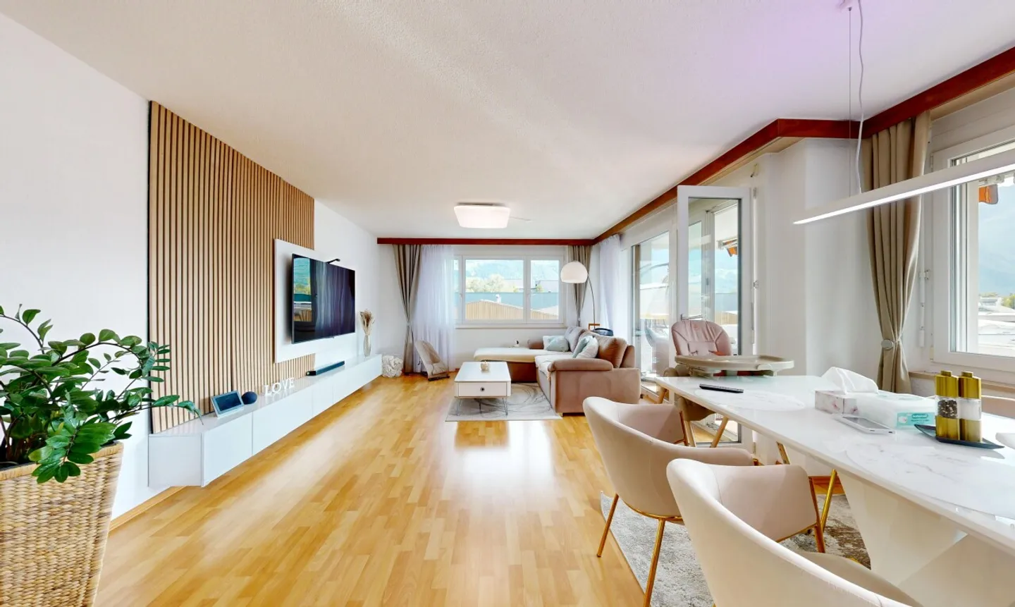 Appartamento 4.5 stanze con balcone e due posti auto a Sevelen - Foto 1 di 11