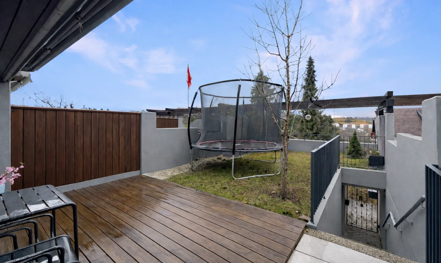 Terraced house in a family-friendly neighborhood with terrace and garden - Photo 1 of 11