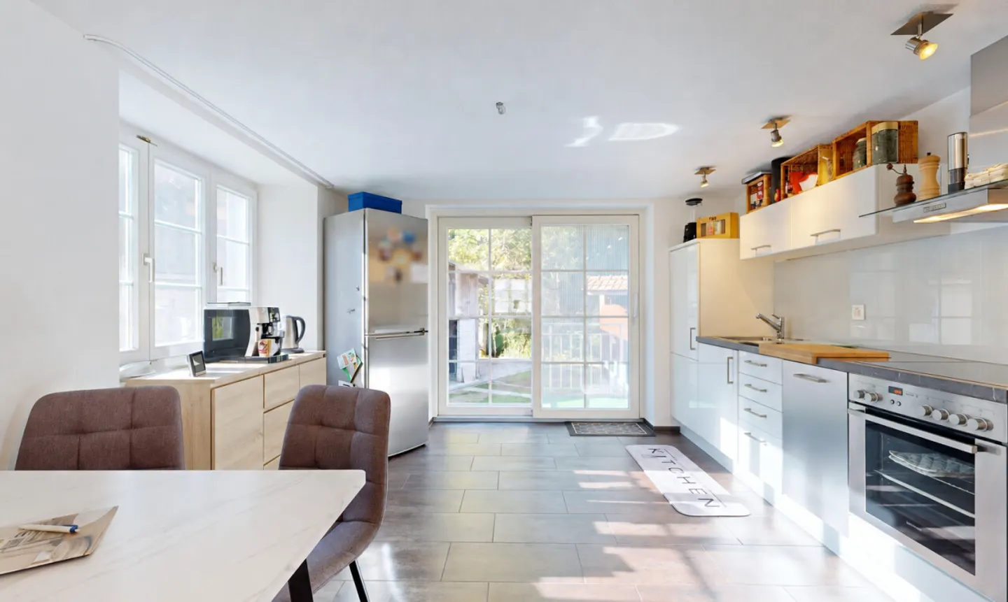 Charming 4.5-Room Ground Floor Apartment with Historic Tiled Stove - Photo 4 of 11