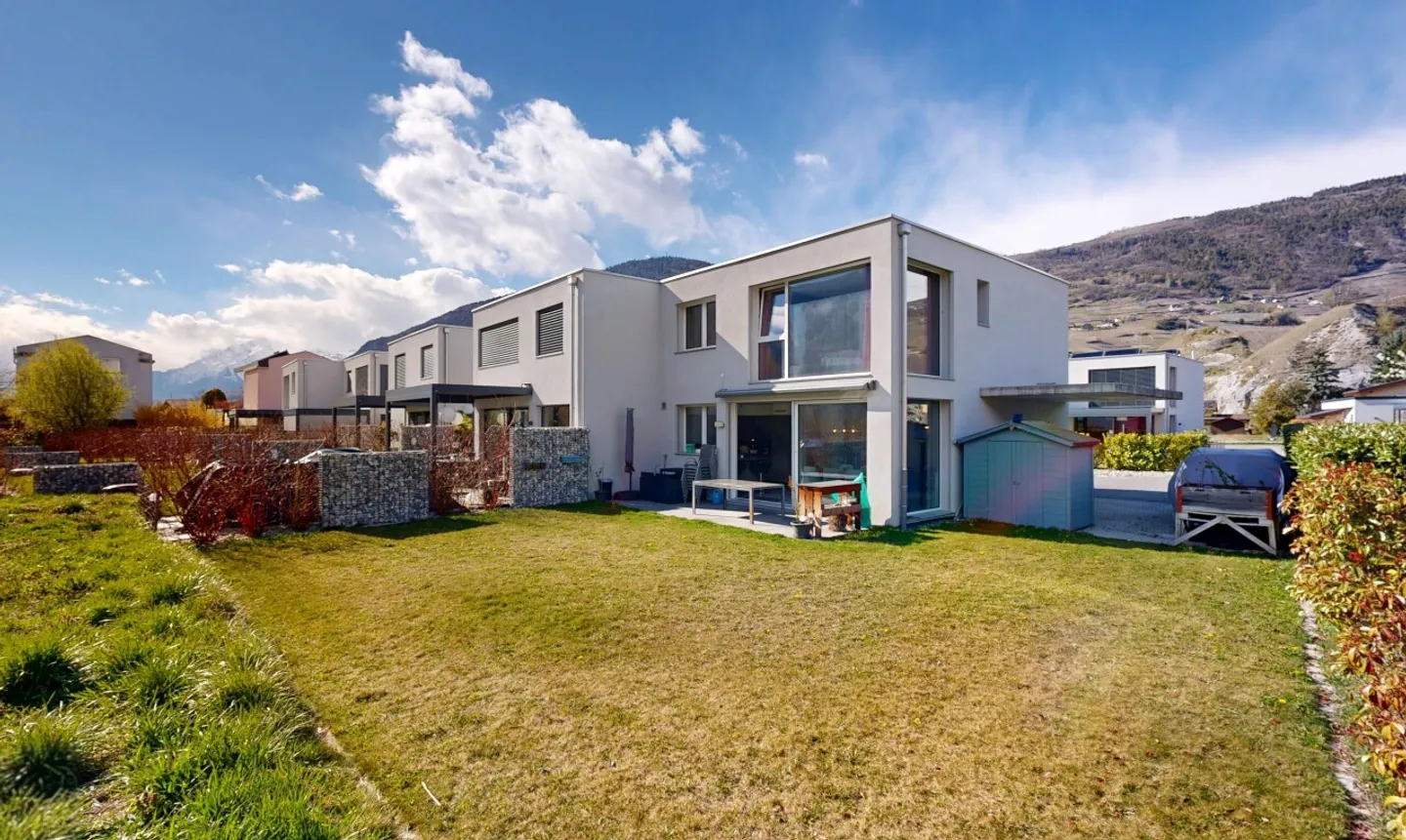 Maison mitoyenne d’exception en bout de rangée - Photo 1 sur 11