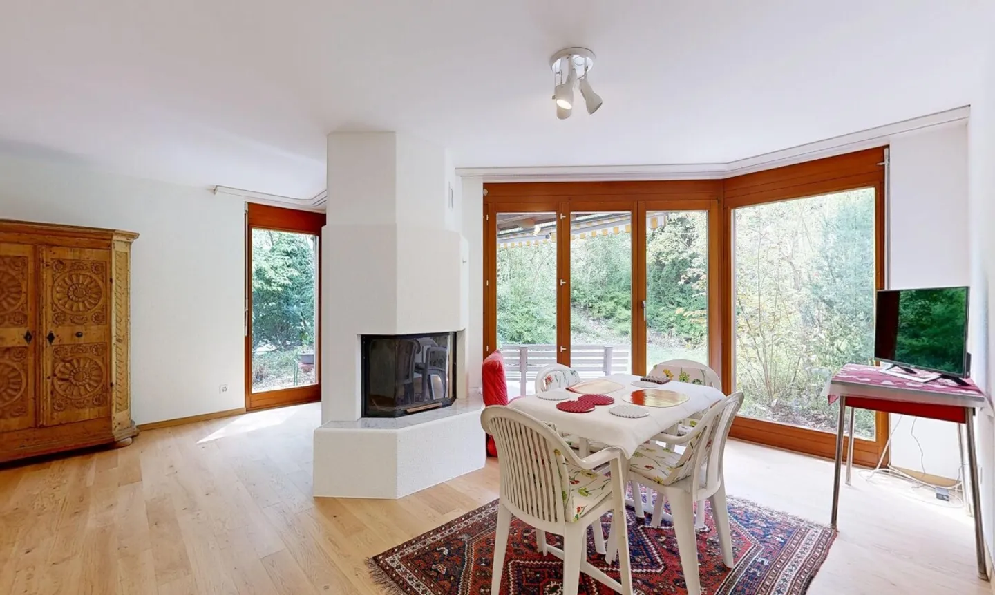 Well-maintained 6-room semi-detached family house in a preferred location - Photo 3 of 13