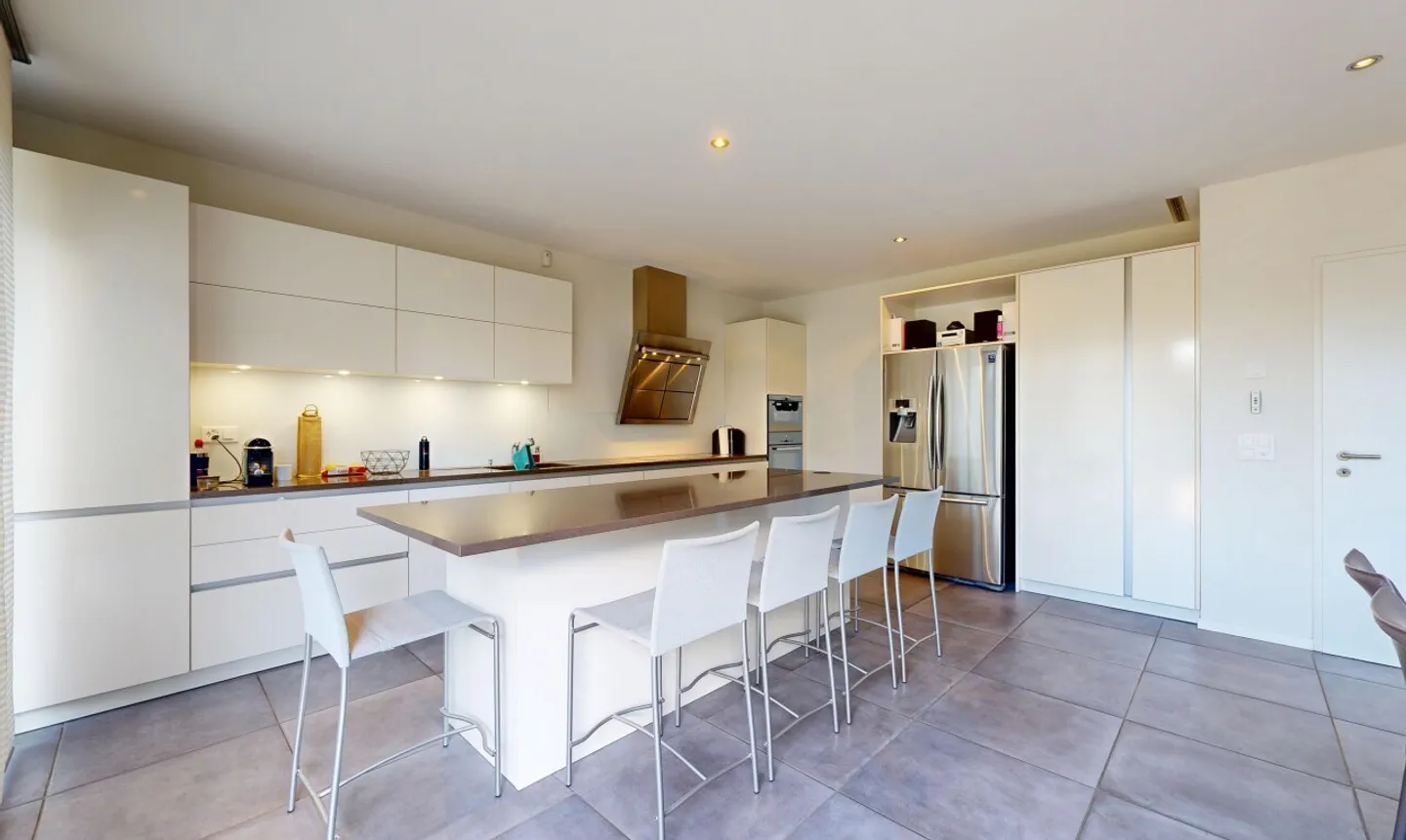 Bright contemporary villa close to the lake and amenities - Photo 2 of 13