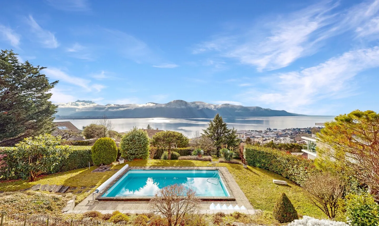 Superba villa con piscina e panorama unico sul lago e le Alpi - Foto 1 di 11