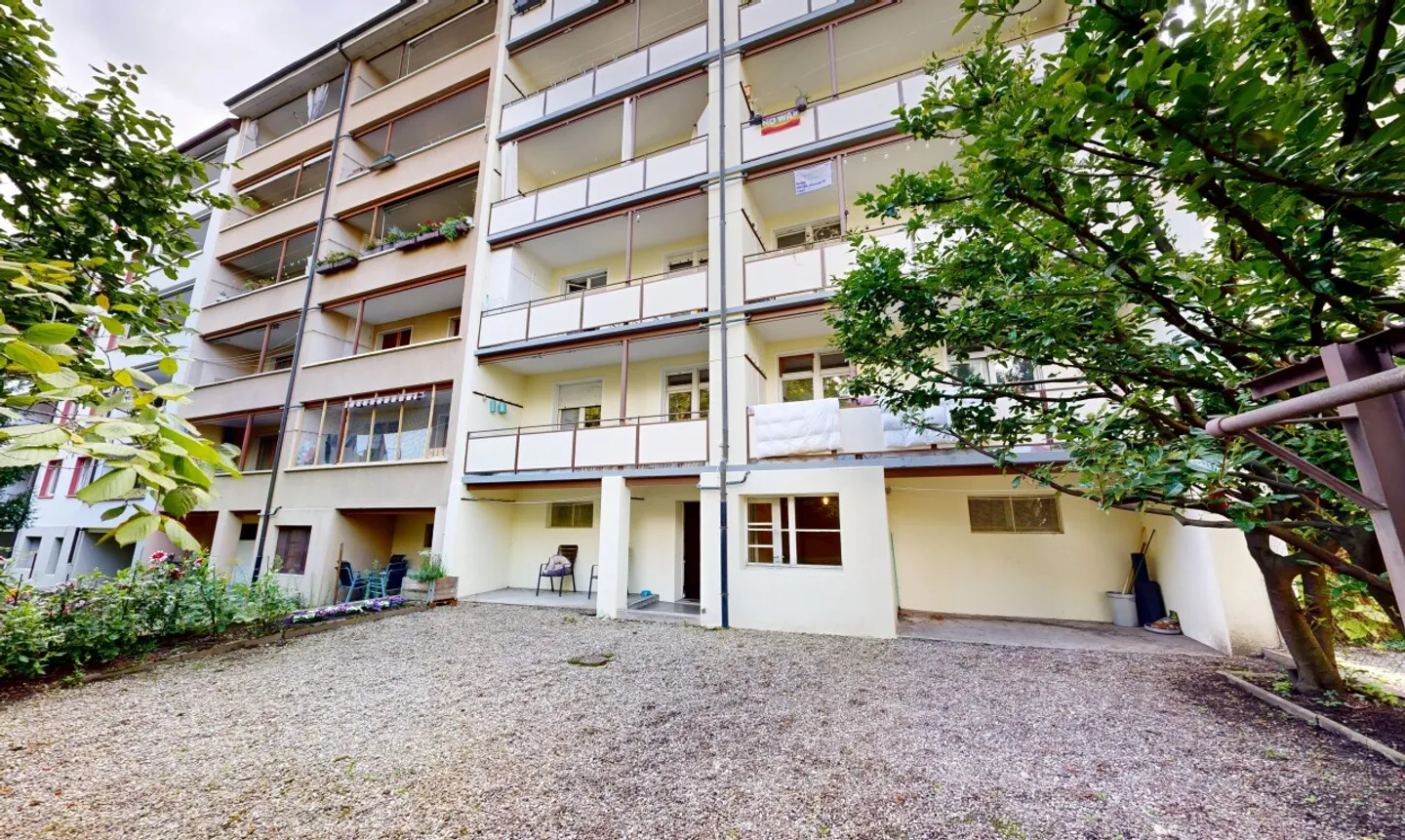 High-yielding multi-family house with 9 apartments and development potential in Basel - Photo 4 of 13