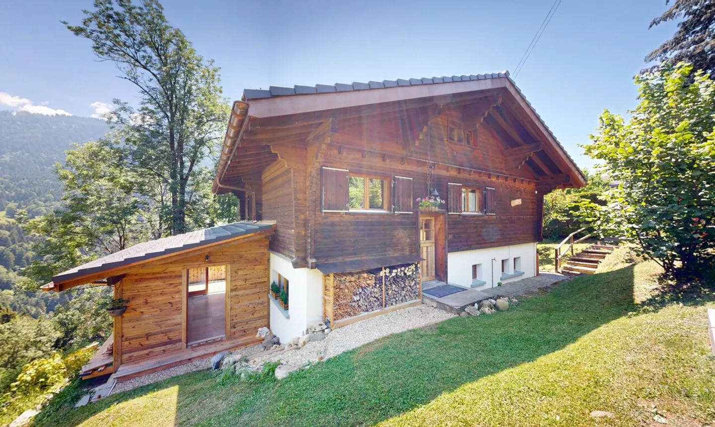 Exclusive: magnificent chalet with 2 apartments - Photo 2 of 11