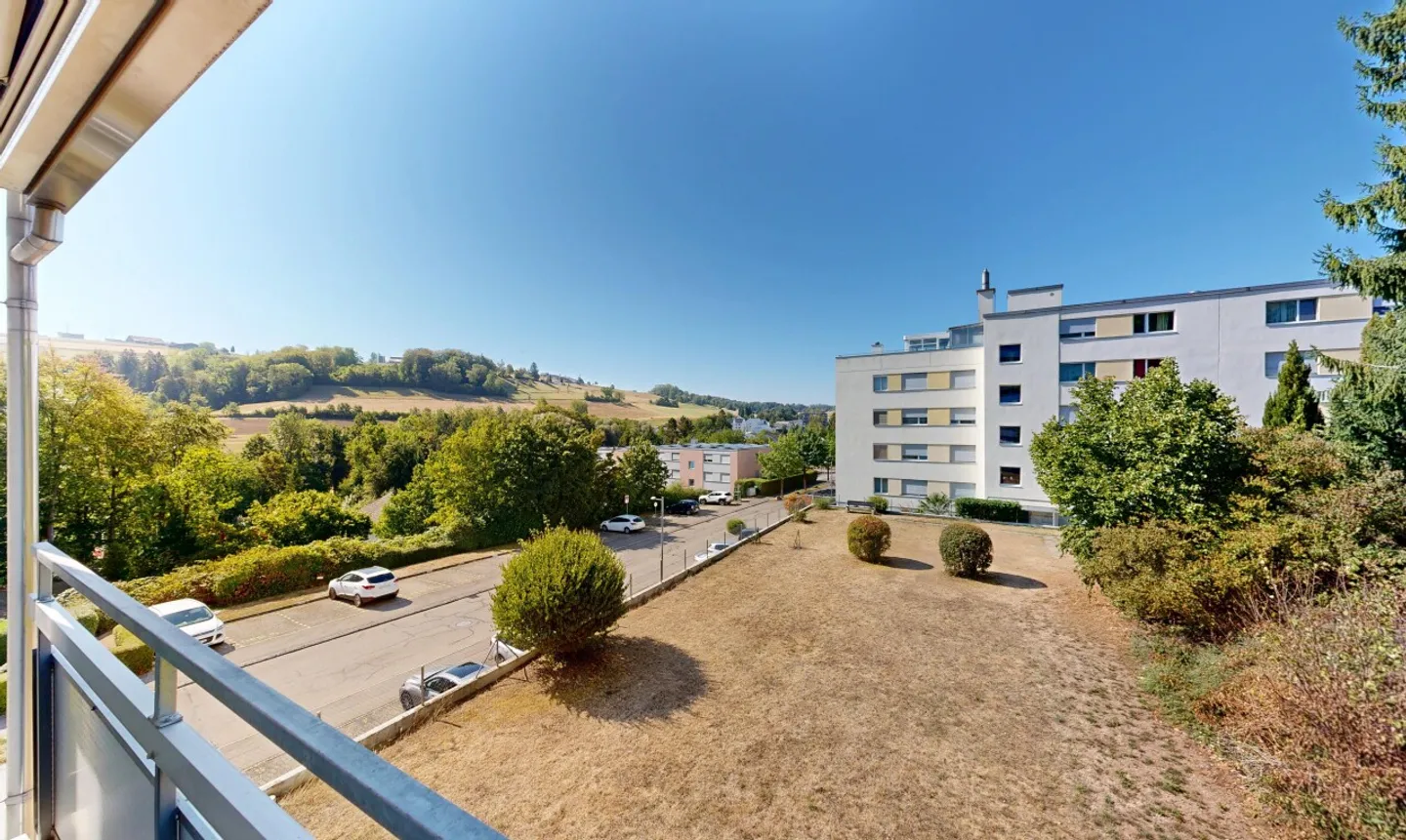 Appartement 3 pièces avec potentiel et belle vue sur la verdure - Photo 4 sur 11