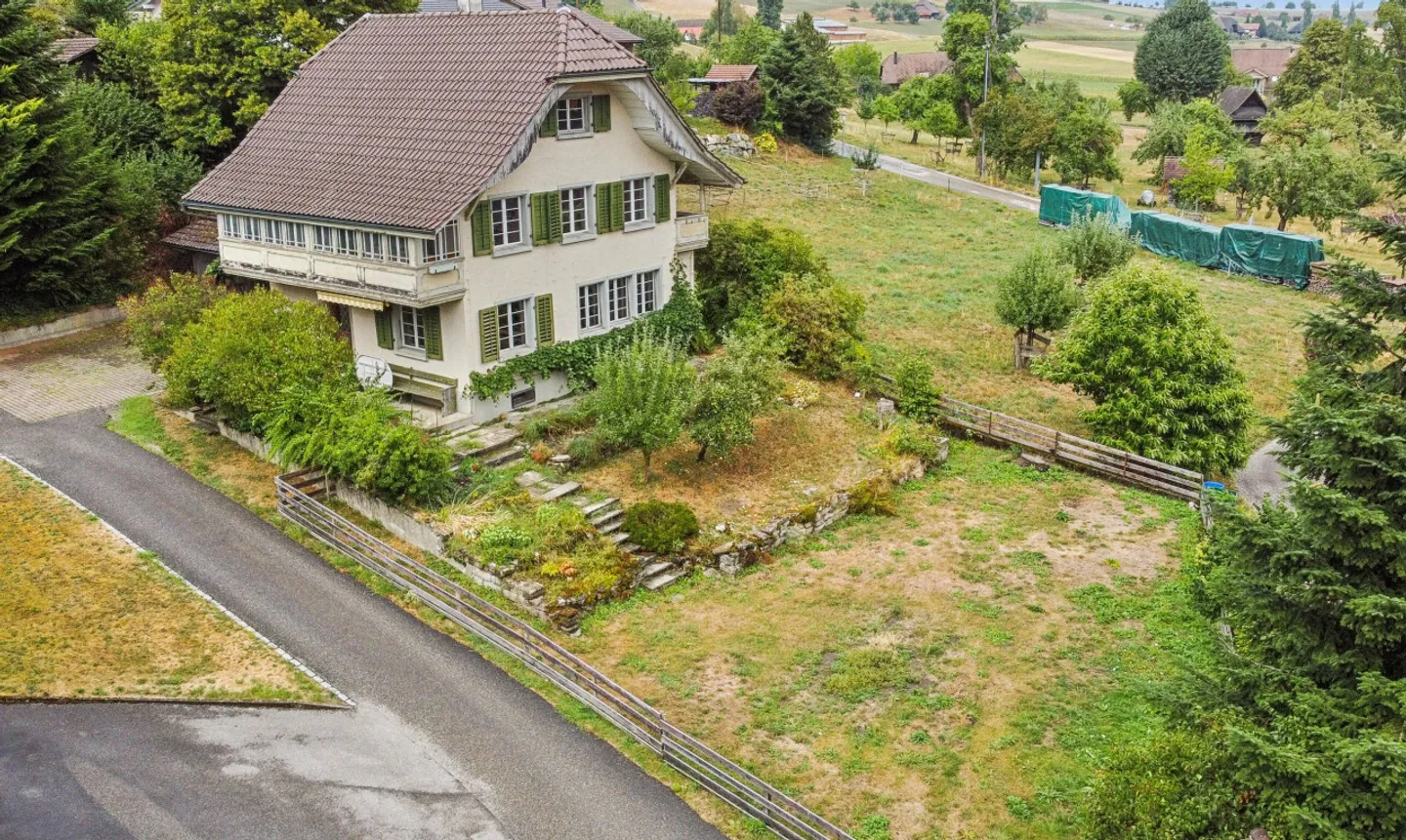 5.5-Zimmer-Einfamilienhaus mit grossem Grundstück und viel Potenzial - Foto 1 von 11