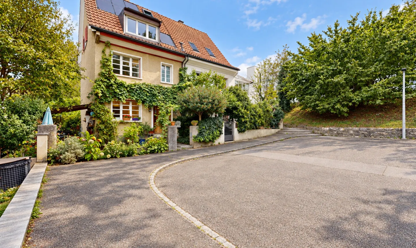 Attraktives 5-Zimmer Doppeleinfamilienhaus mit pflegeleichtem Garten - Photo 1 sur 11
