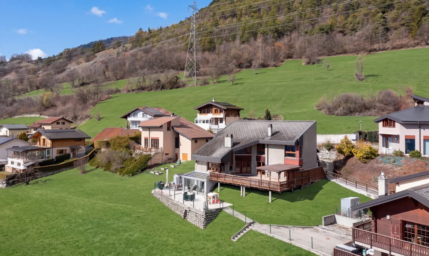 Grande maison avec appartement 2.5 indépendant - Vue dégagée - Foto 1 von 11