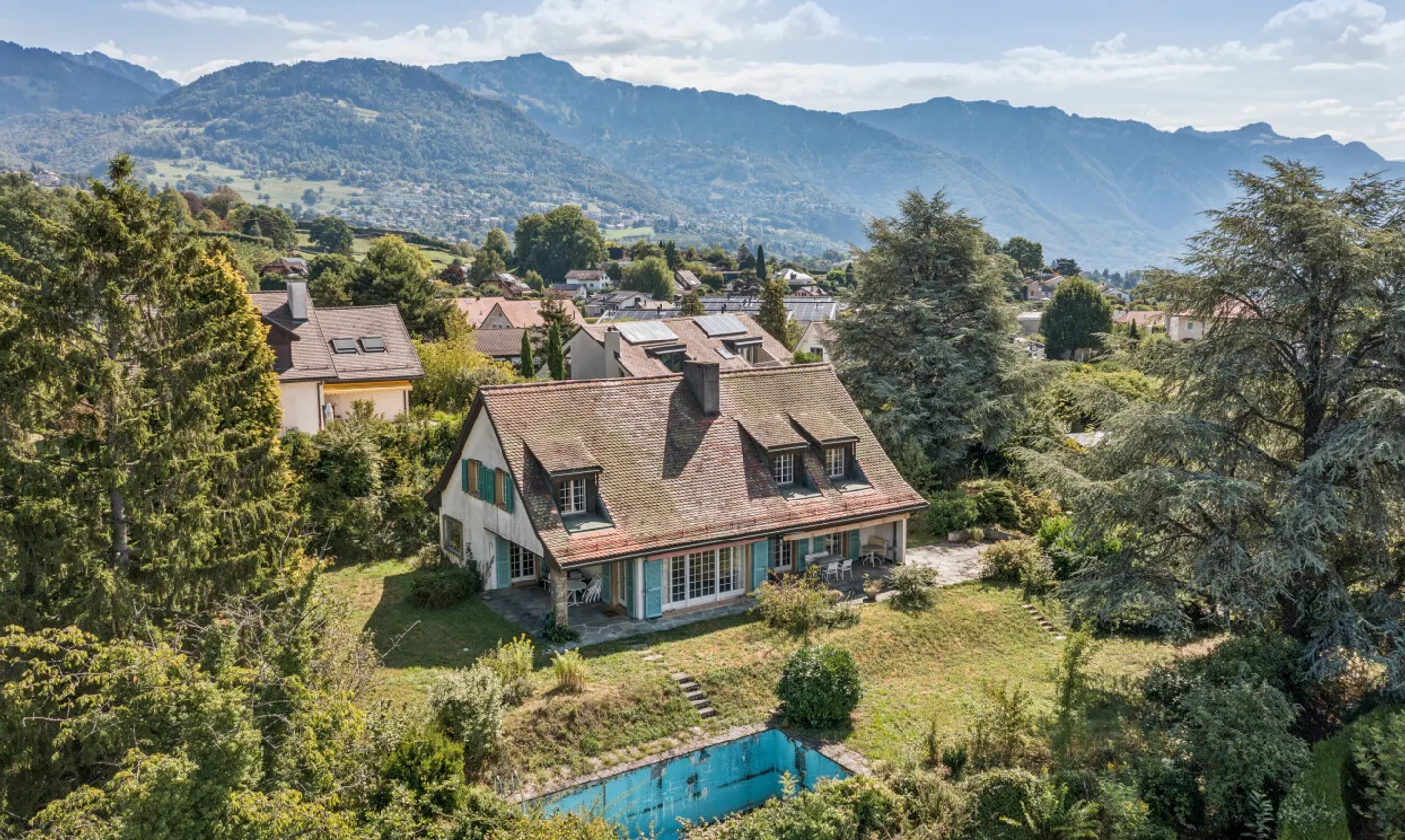 Exclusive: Family Villa with Great Potential - Photo 3 of 11