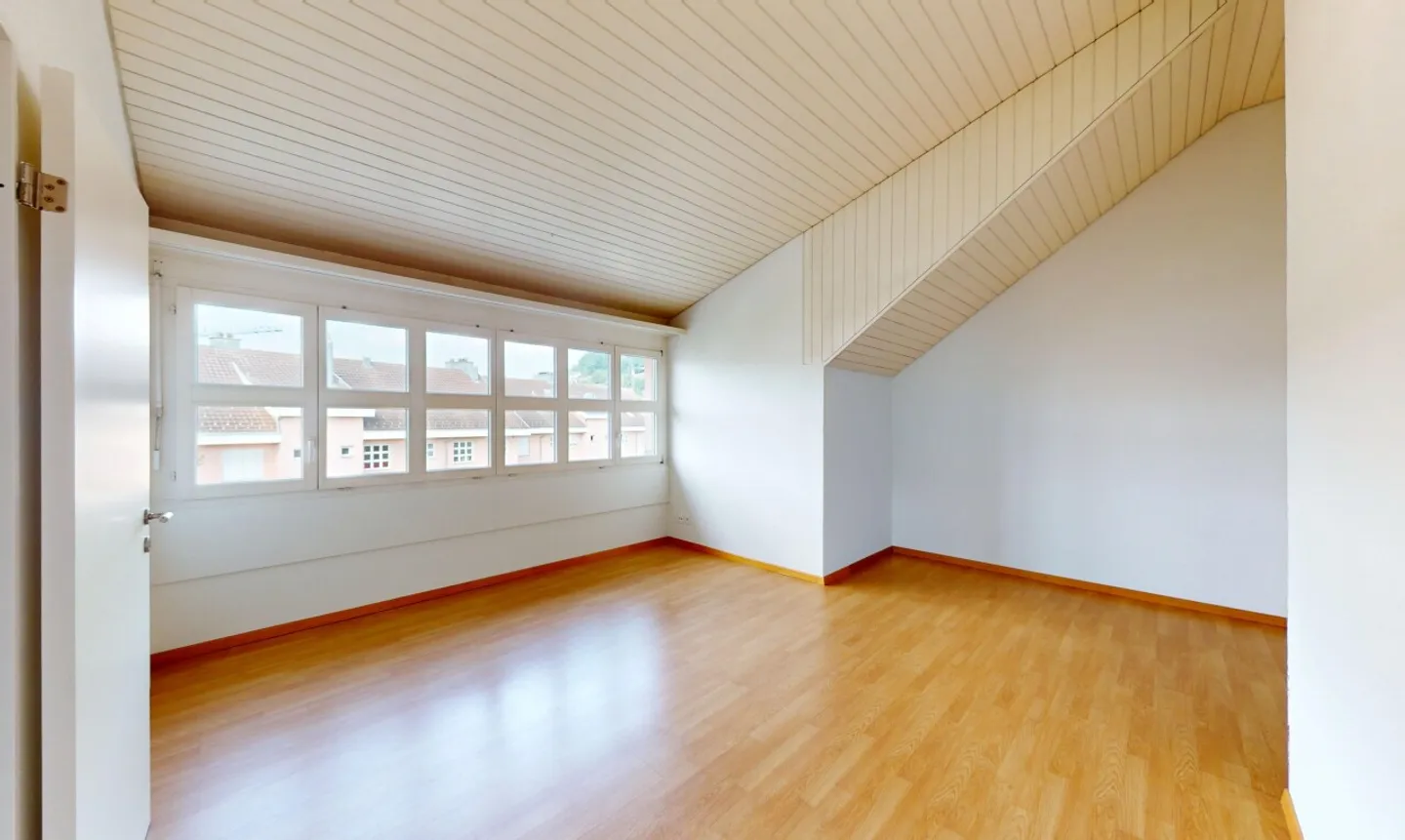 Spacious Maisonette Apartment with a View - Photo 7 of 11