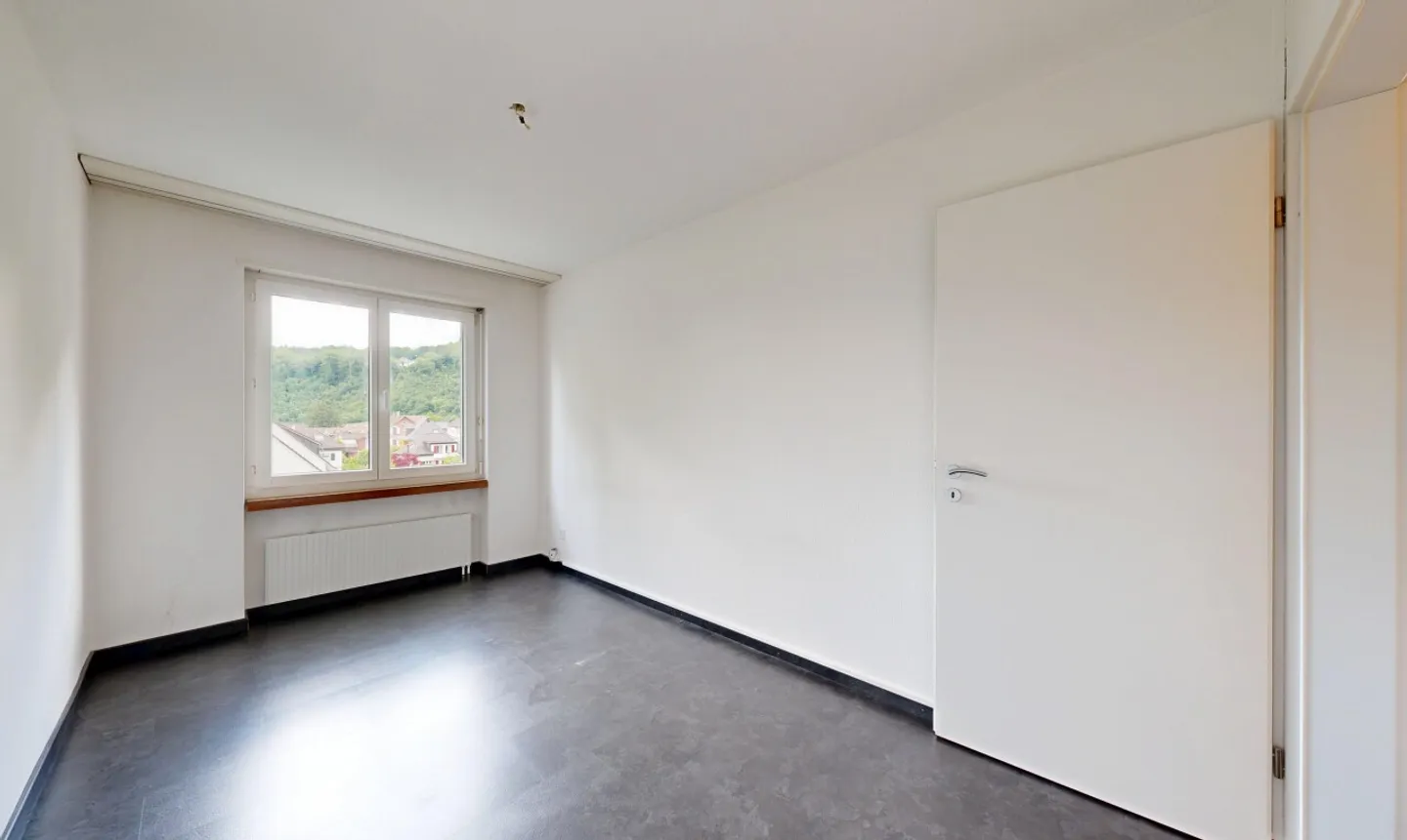 Bright 3.5 Room Apartment with Balcony and Garage in Schönenwerd - Photo 8 of 11