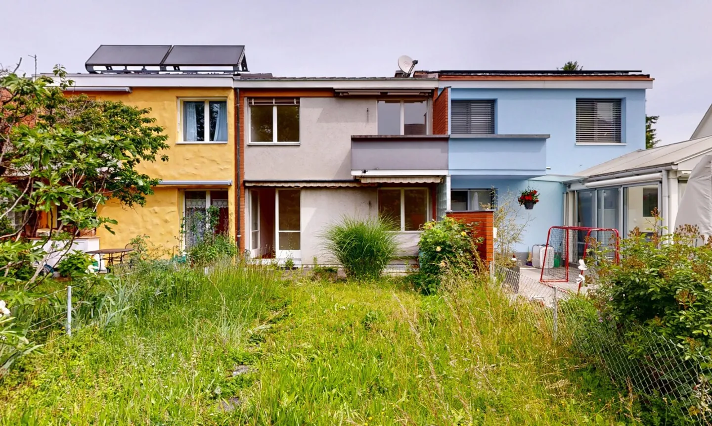 Casa a schiera con giardino e potenziale di modernizzazione a Reinach - Foto 2 di 11