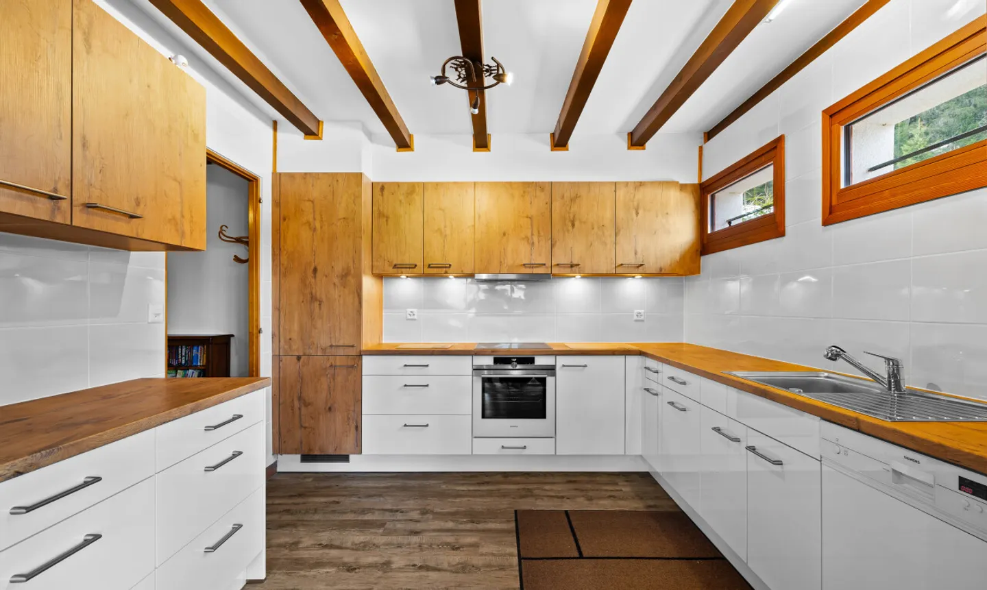 Exclusive: Stunning 5-Bedroom Chalet Recently Renovated - Photo 2 of 11