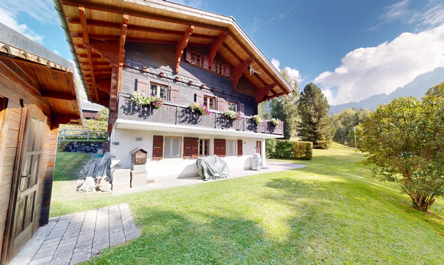 Exclusif: Magnifique chalet de 4 chambres avec grand jardin - Photo 2 of 11
