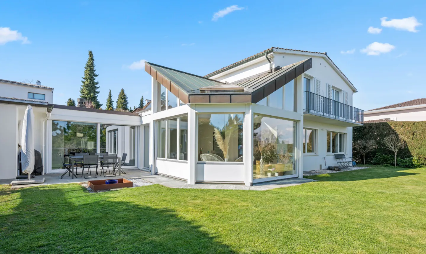 Exclusive villa with gallery, indoor pool and garden idyll - Photo 3 of 11