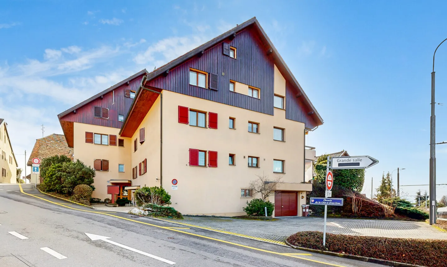 Charming 3.5-room duplex with balcony and lake &amp; Alps view - Photo 3 of 11