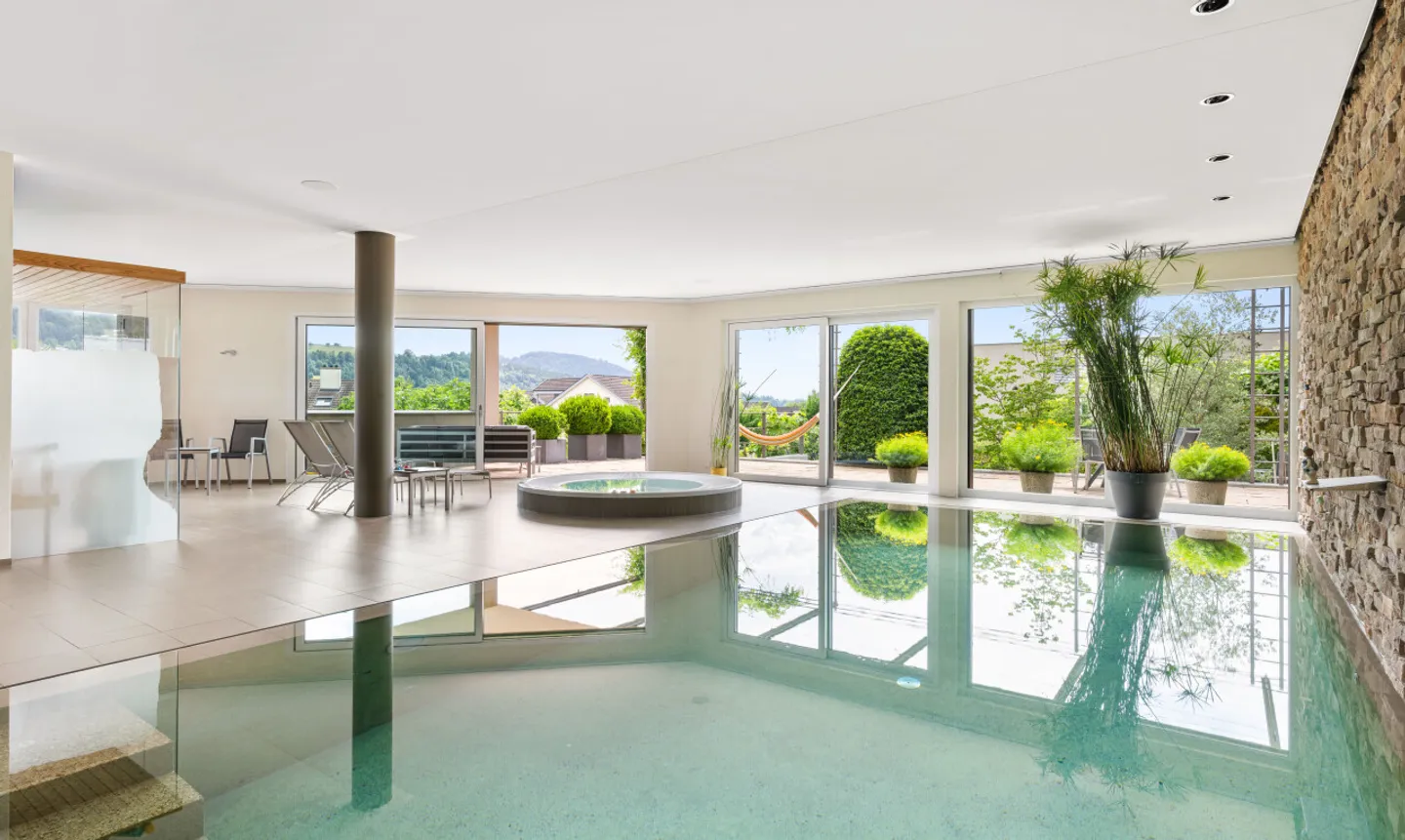 Exklusive Villa mit Wellnessbereich und Panorama-Aussicht - Foto 3 von 11